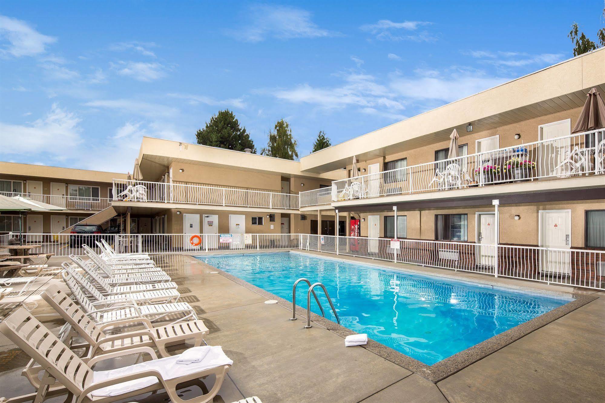 Siesta Suites Kelowna Exterior foto