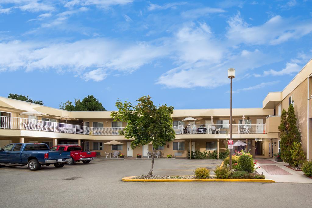 Siesta Suites Kelowna Exterior foto